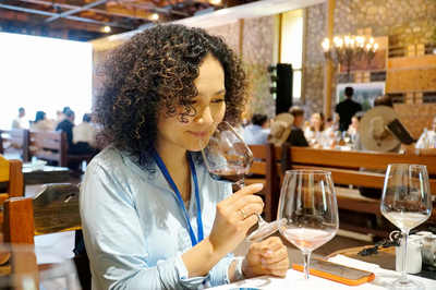 2022中國有約 中外媒體探訪寧夏，品味葡萄酒的